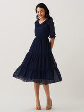 Robe bleu marine à col en V et à pois en mousseline de soie